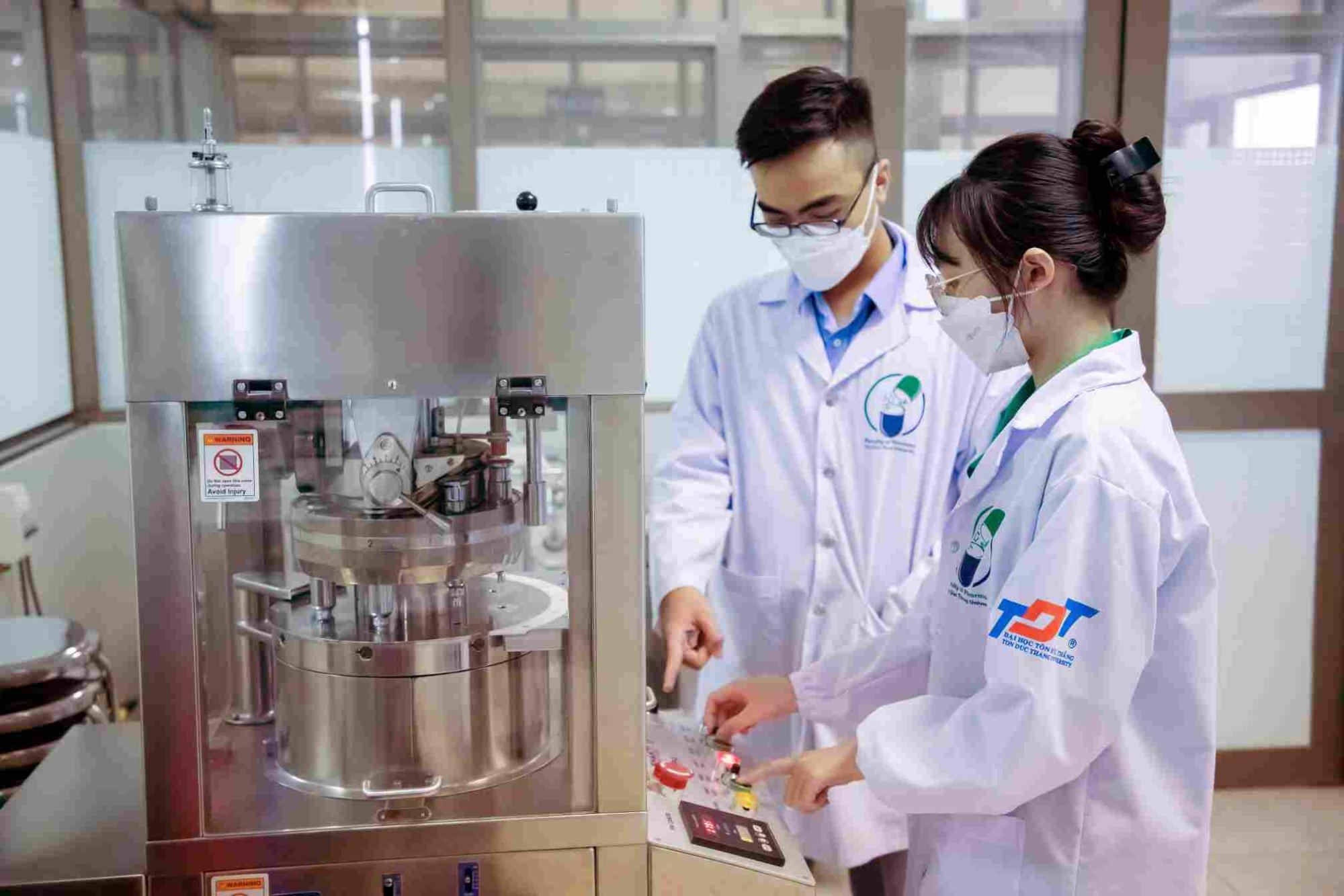 Sinh viên ngành Dược học thực hành tại phòng thí nghiệm