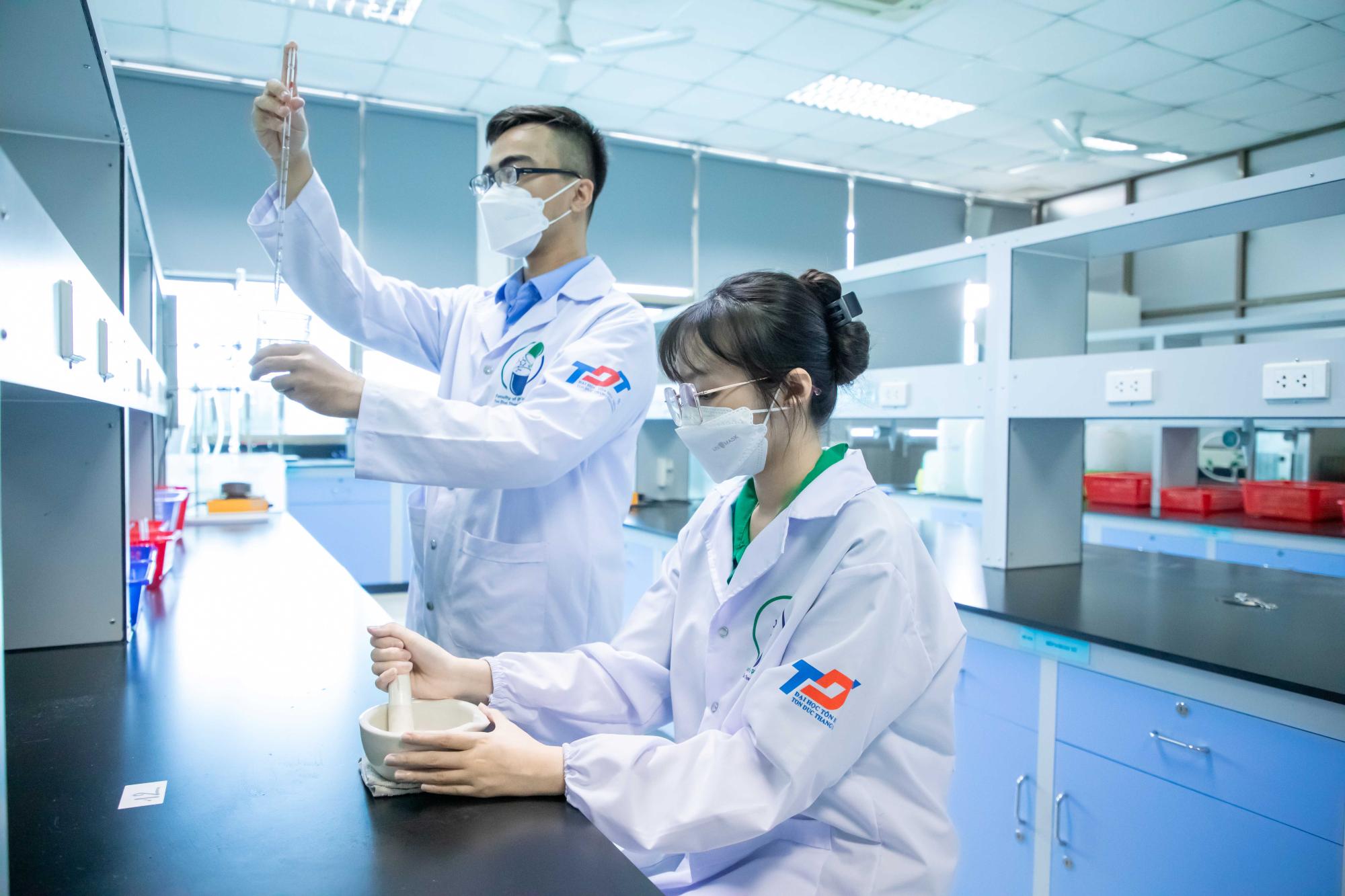 Sinh viên ngành Dược học TDTU thực hành trong phòng thí nghiệm