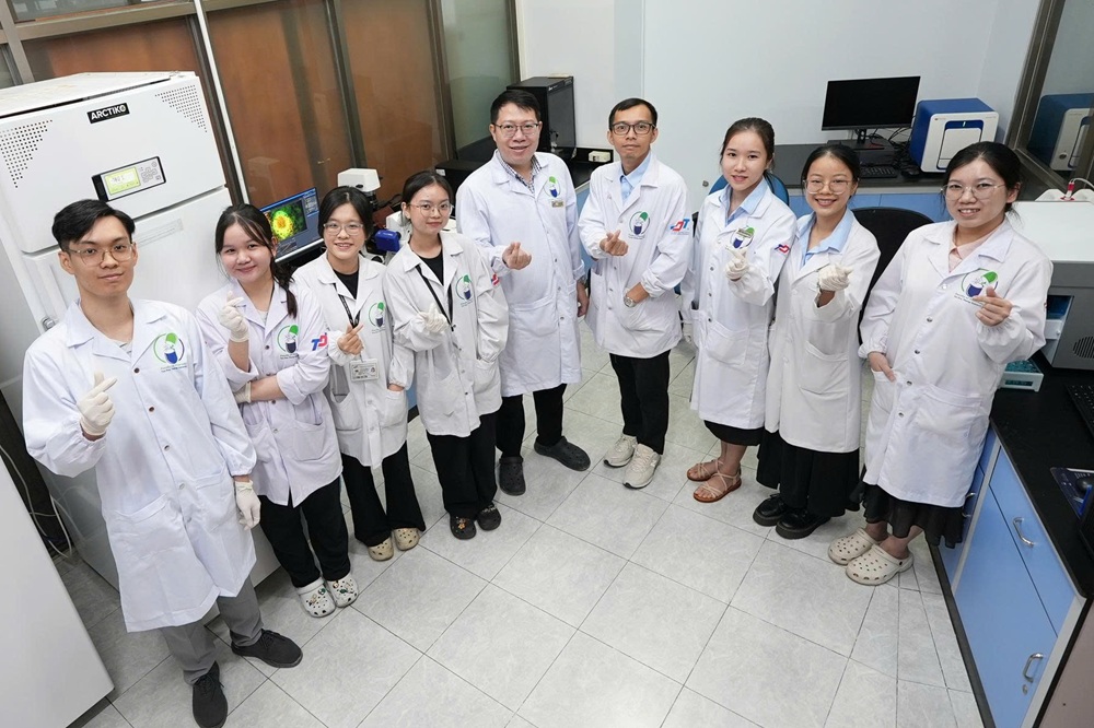 Sinh viên ngành Khoa học Y sinh thực hành nghiên cứu
