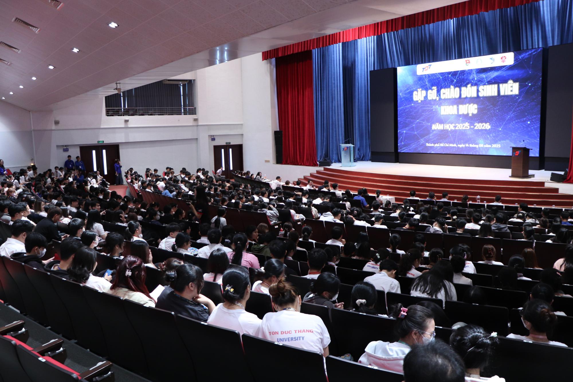 Gặp gỡ, chào đón sinh viên NH 2025-2026