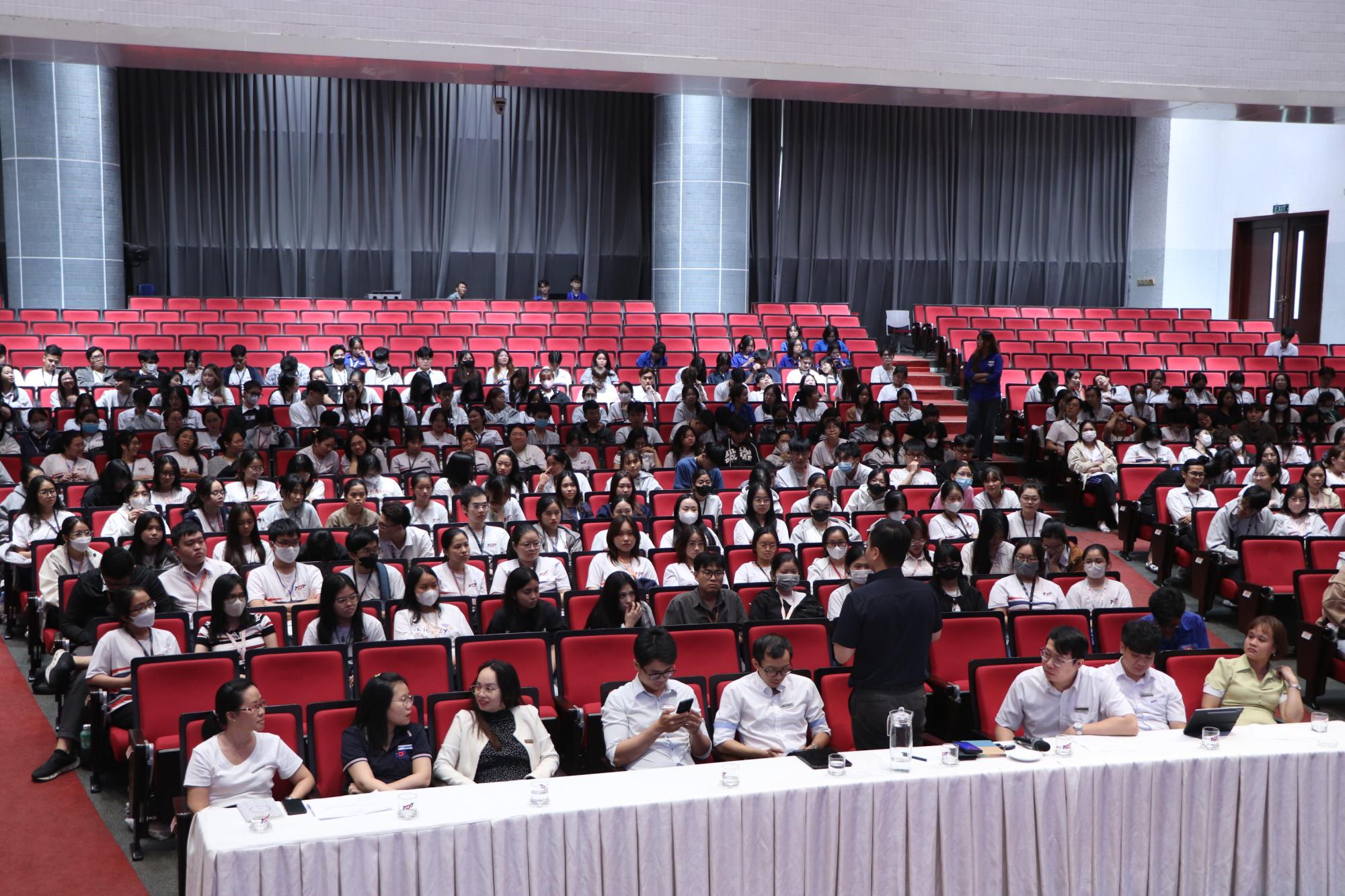 Gặp gỡ, chào đón sinh viên NH 2025-2026