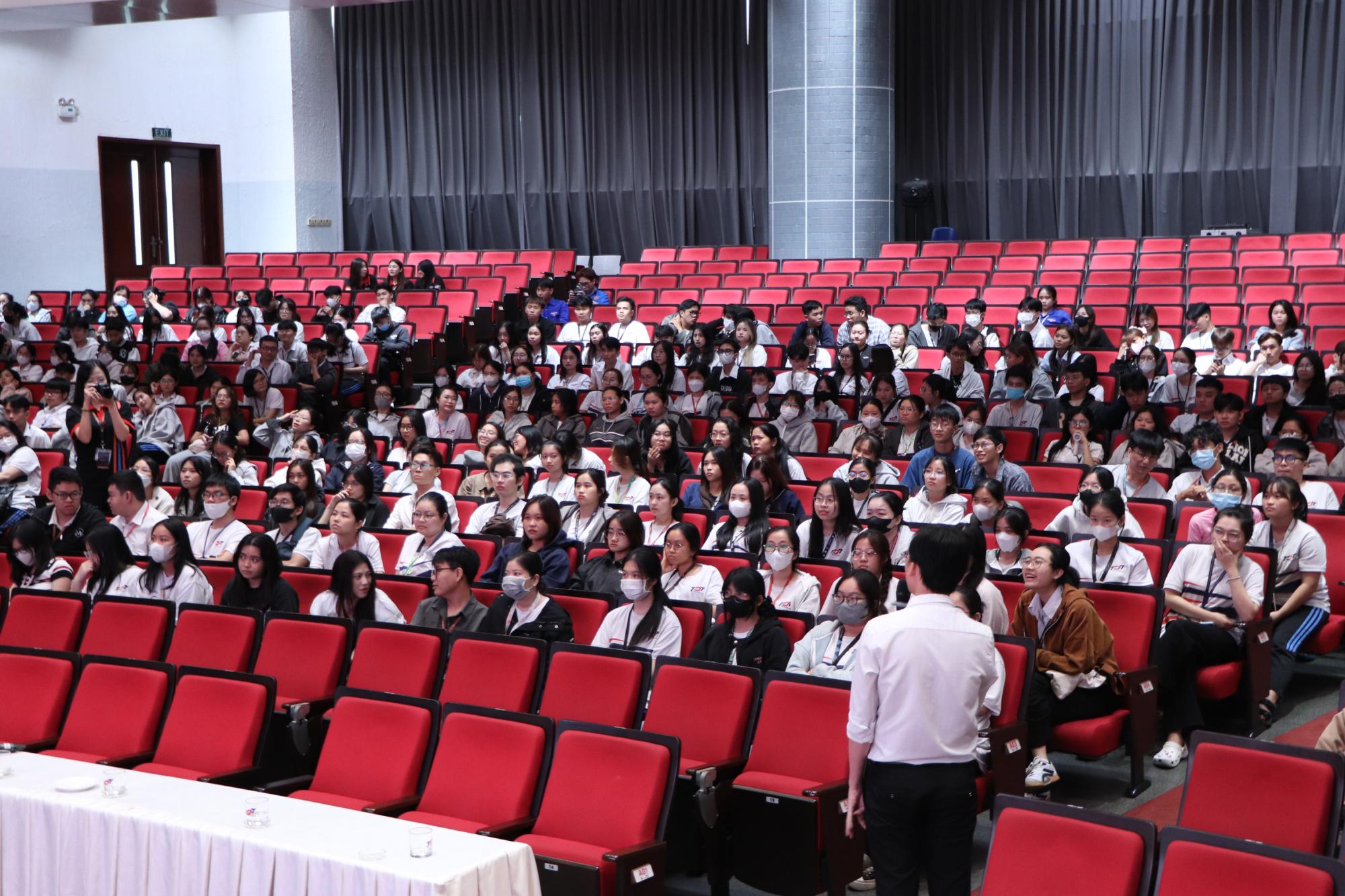 Gặp gỡ, chào đón sinh viên NH 2025-2026