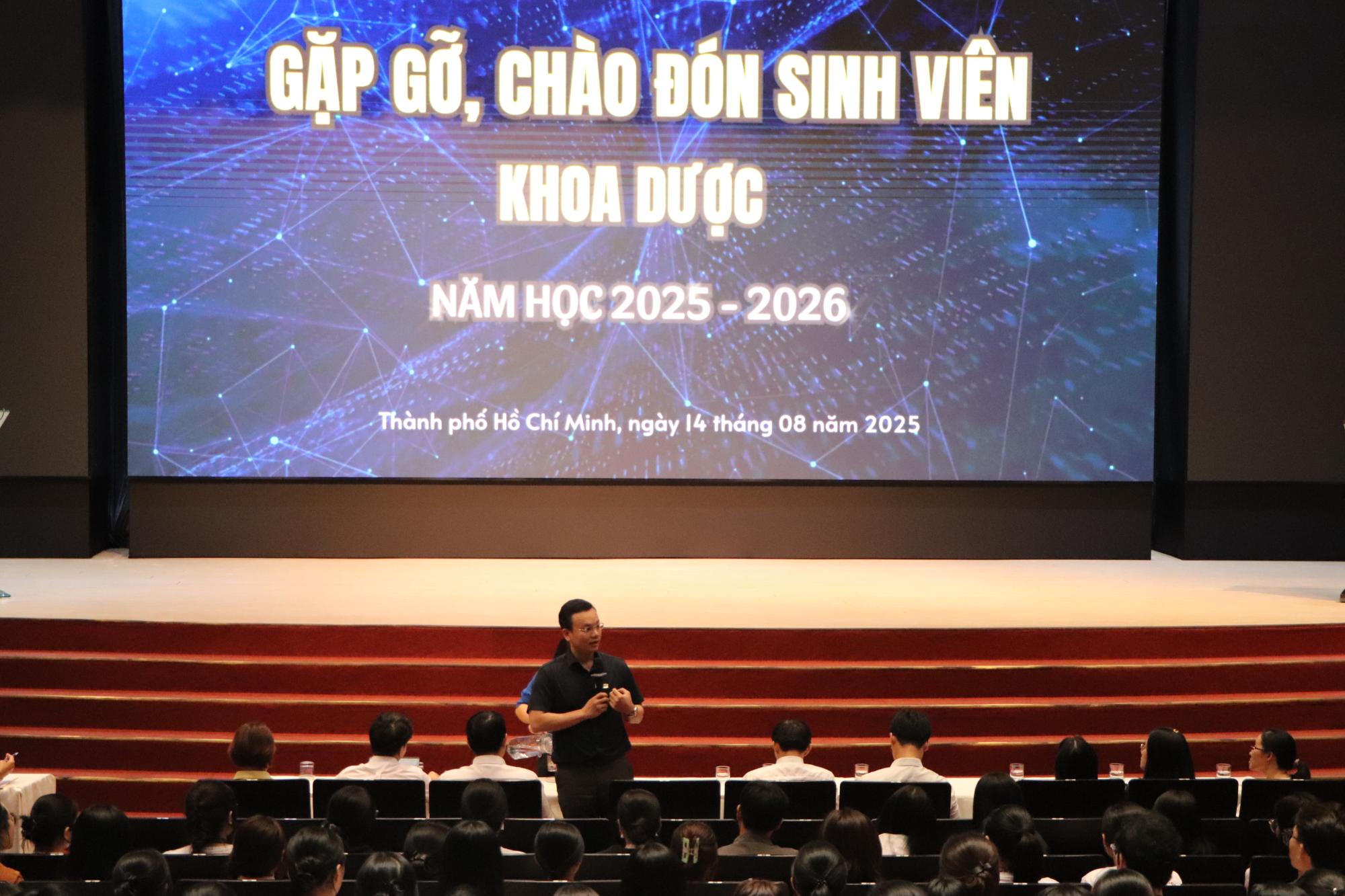 Gặp gỡ, chào đón sinh viên NH 2025-2026