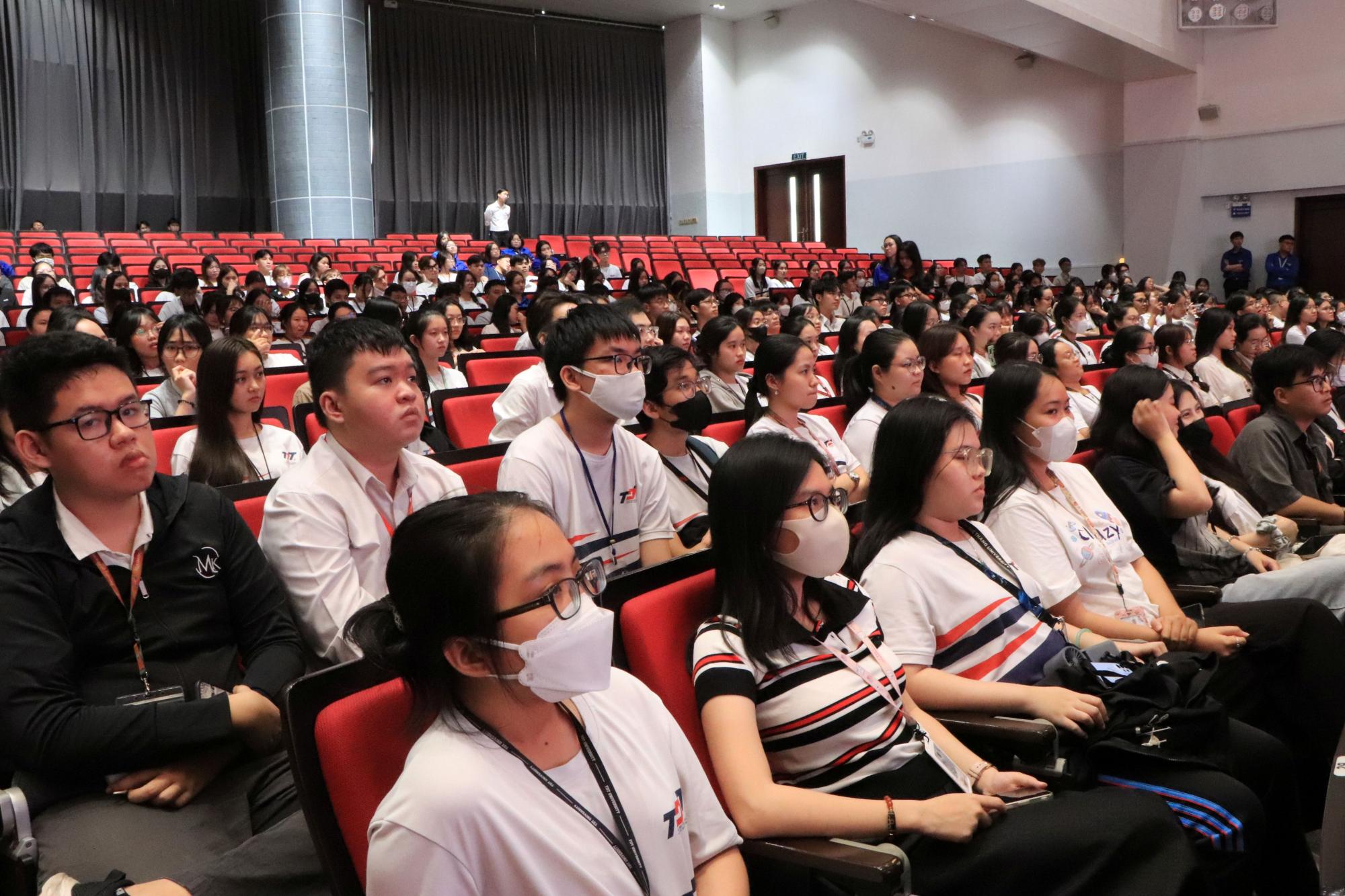 Gặp gỡ, chào đón sinh viên NH 2025-2026