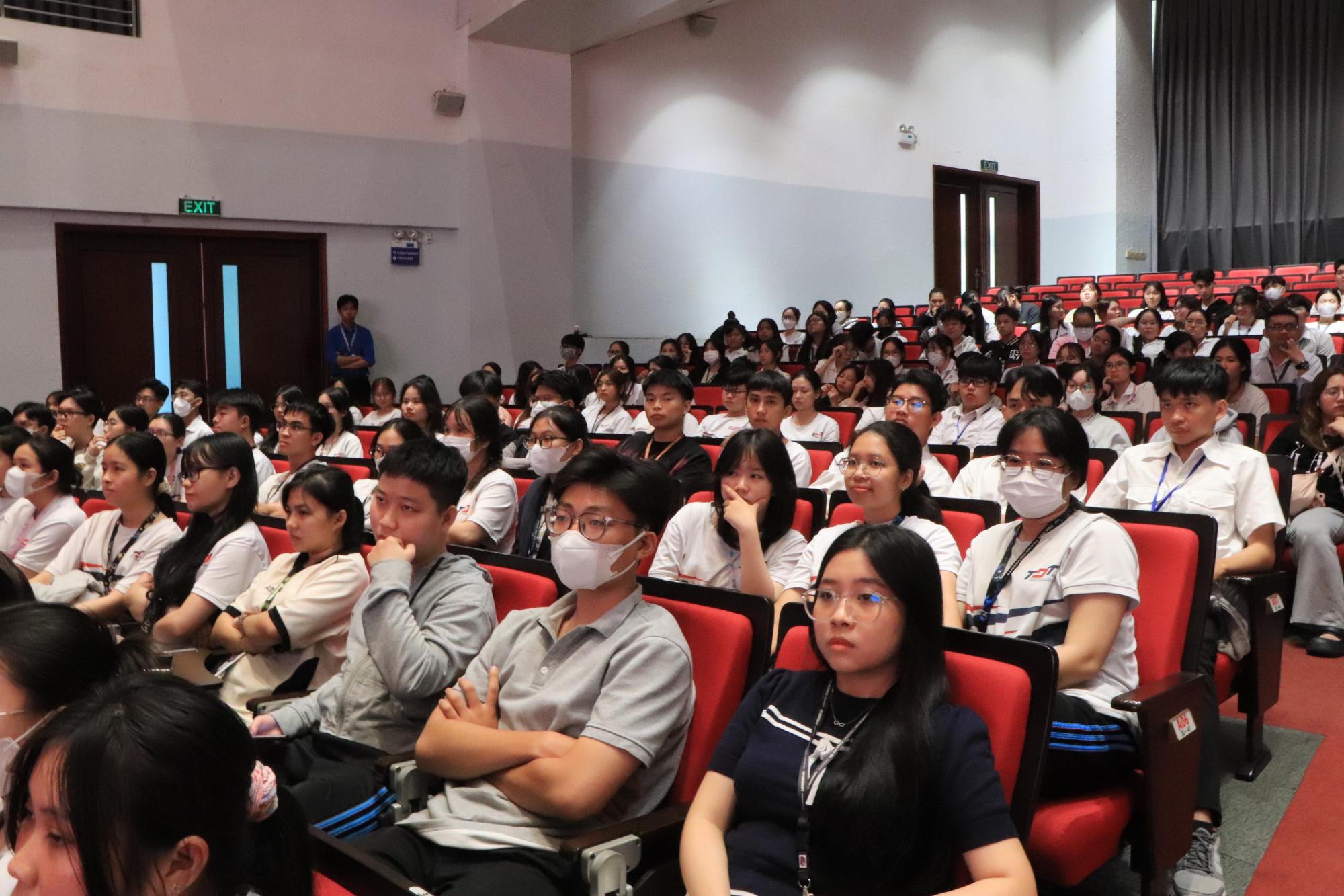 Gặp gỡ, chào đón sinh viên NH 2025-2026