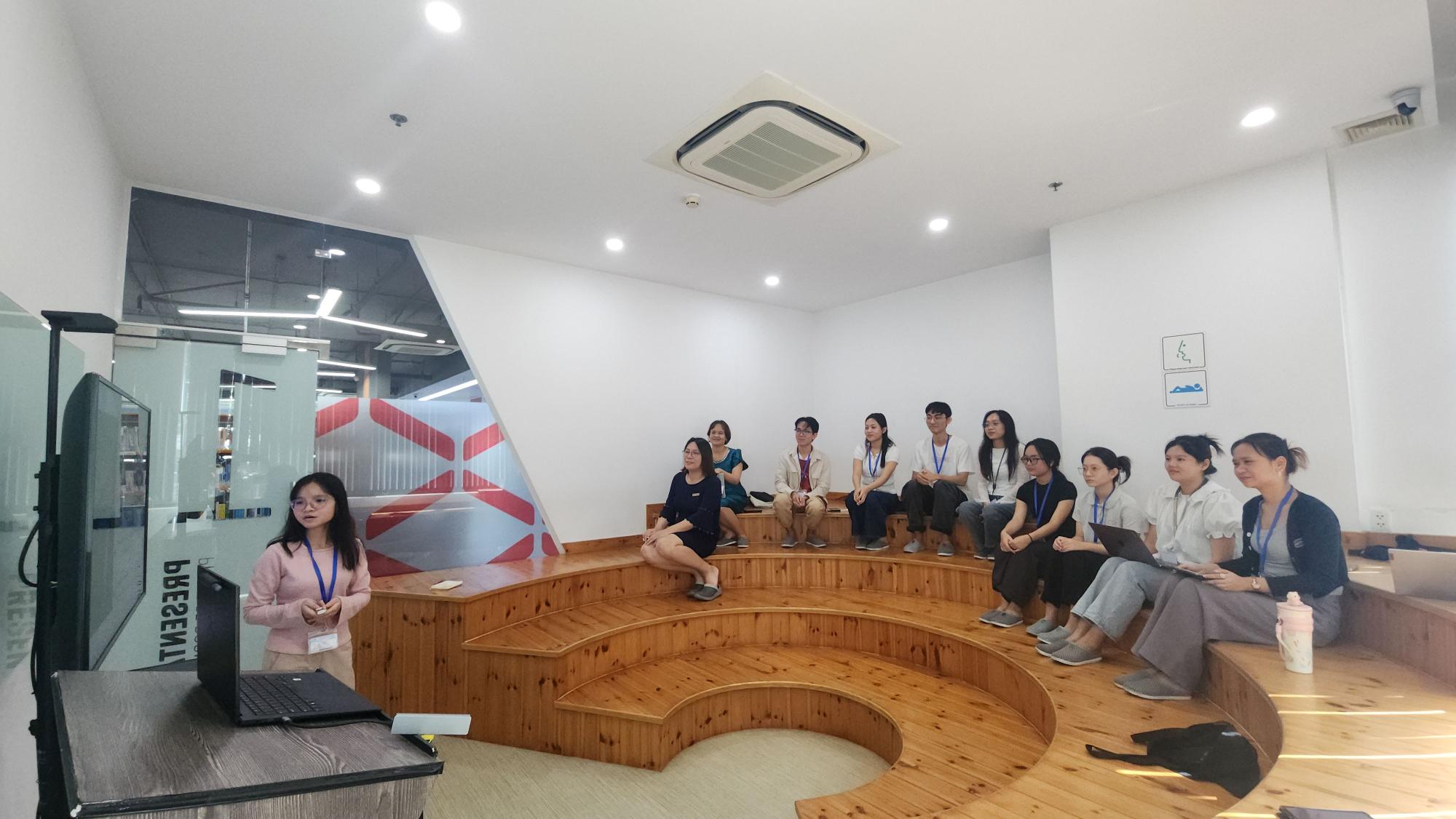 SVQT báo cáo tổng kết khóa học hai tháng (Presentation after 2-month course)