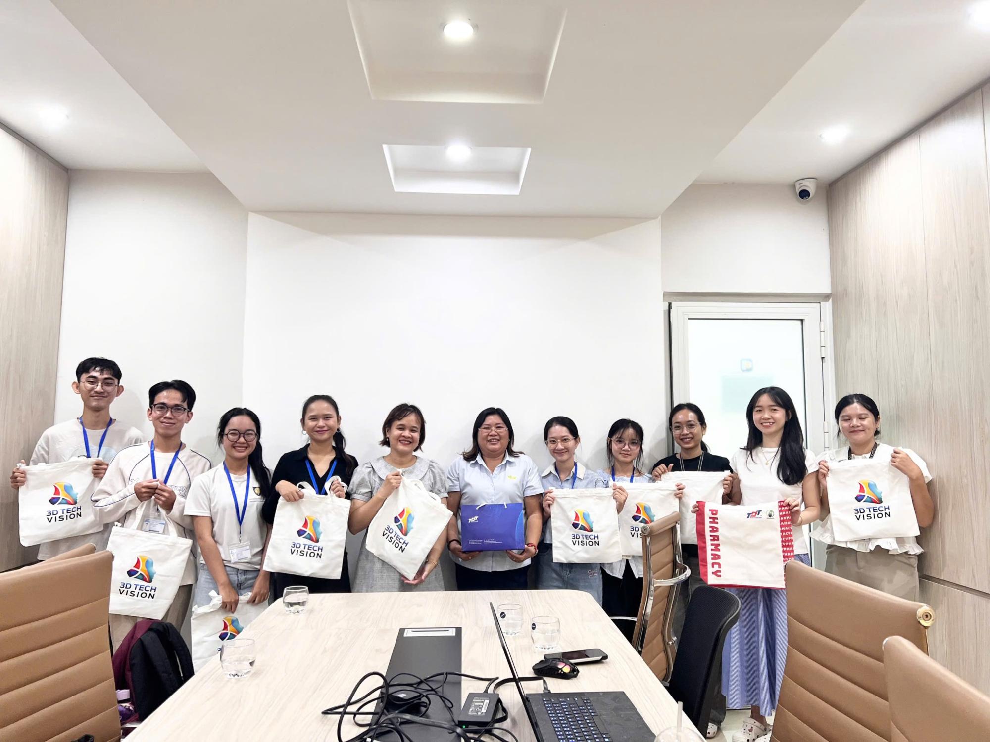 SVQT tham gia bài giảng tại TDTU và trải nghiệm thực tế tại công ty Cổ phần Dược Phẩm Phúc Thiện (Lecture attendance at TDTU and Phuc Thien Pharma