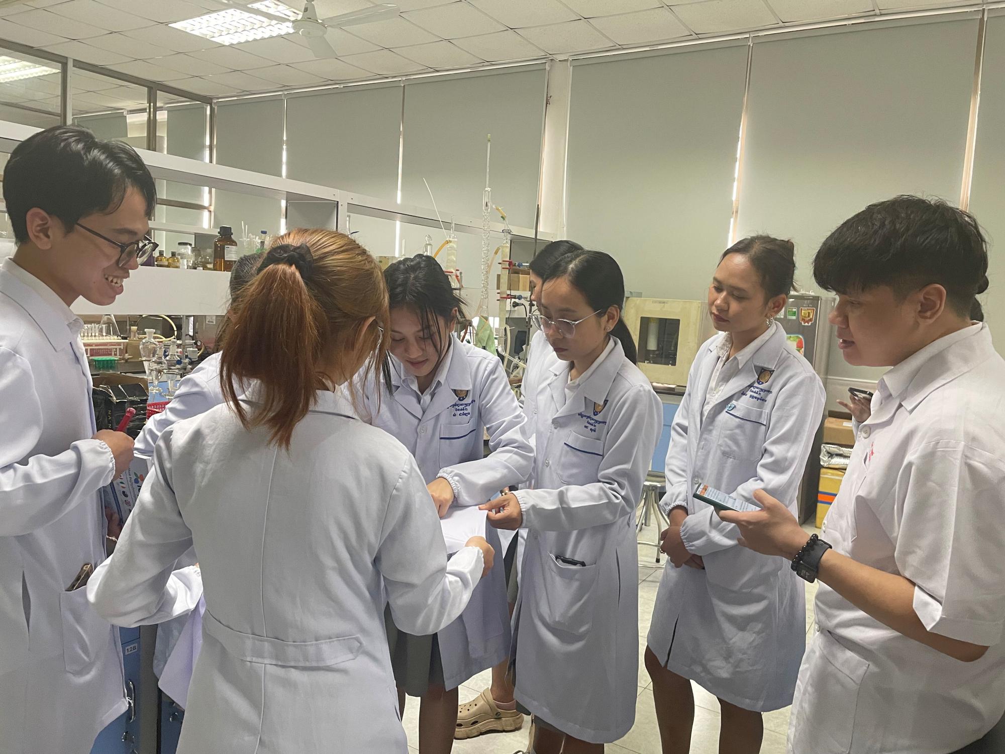 Trải nghiệm làm nghiên cứu tại phòng thí nghiệm (Laboratory Research)