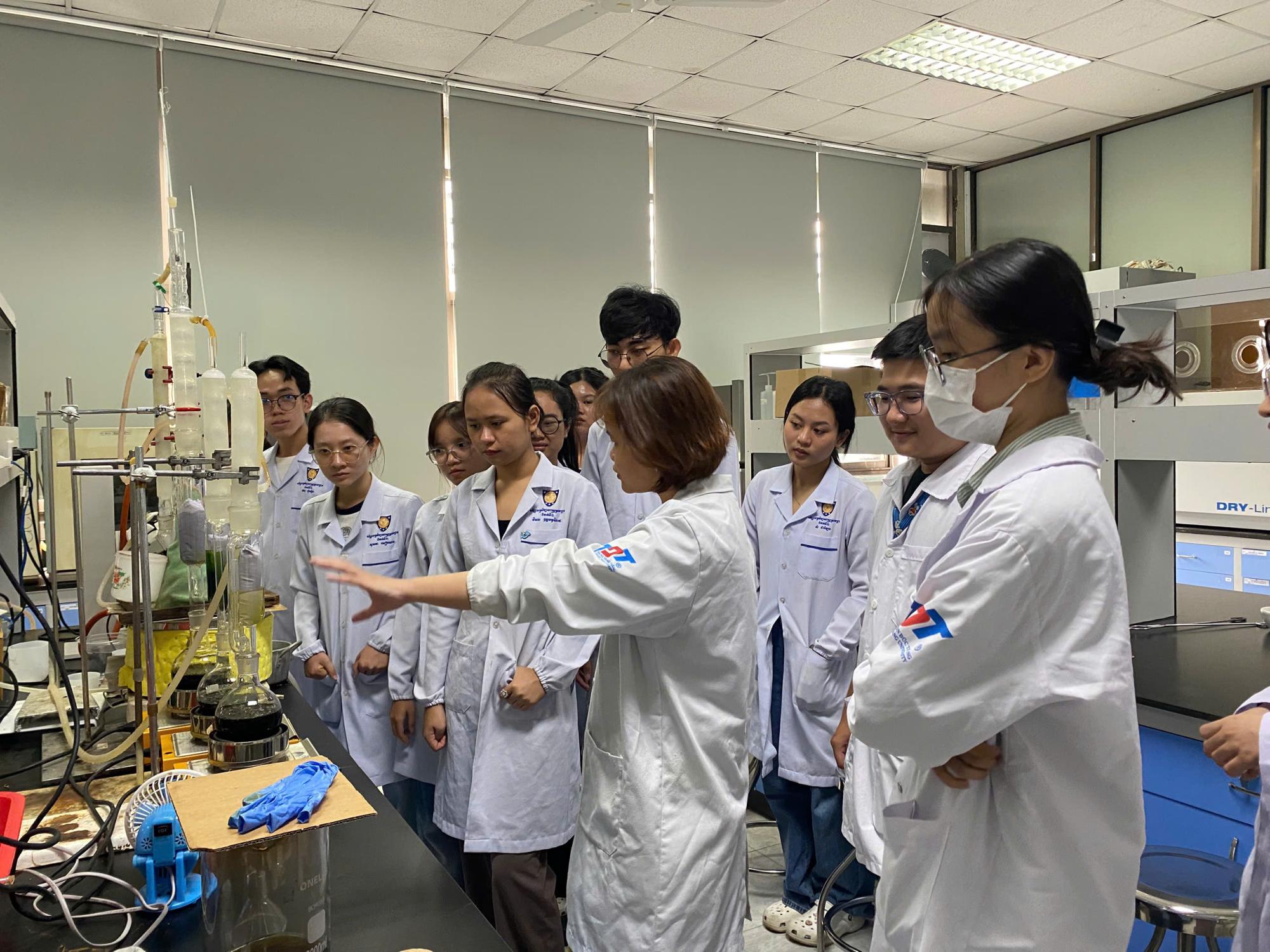 Trải nghiệm làm nghiên cứu tại phòng thí nghiệm (Laboratory Research)