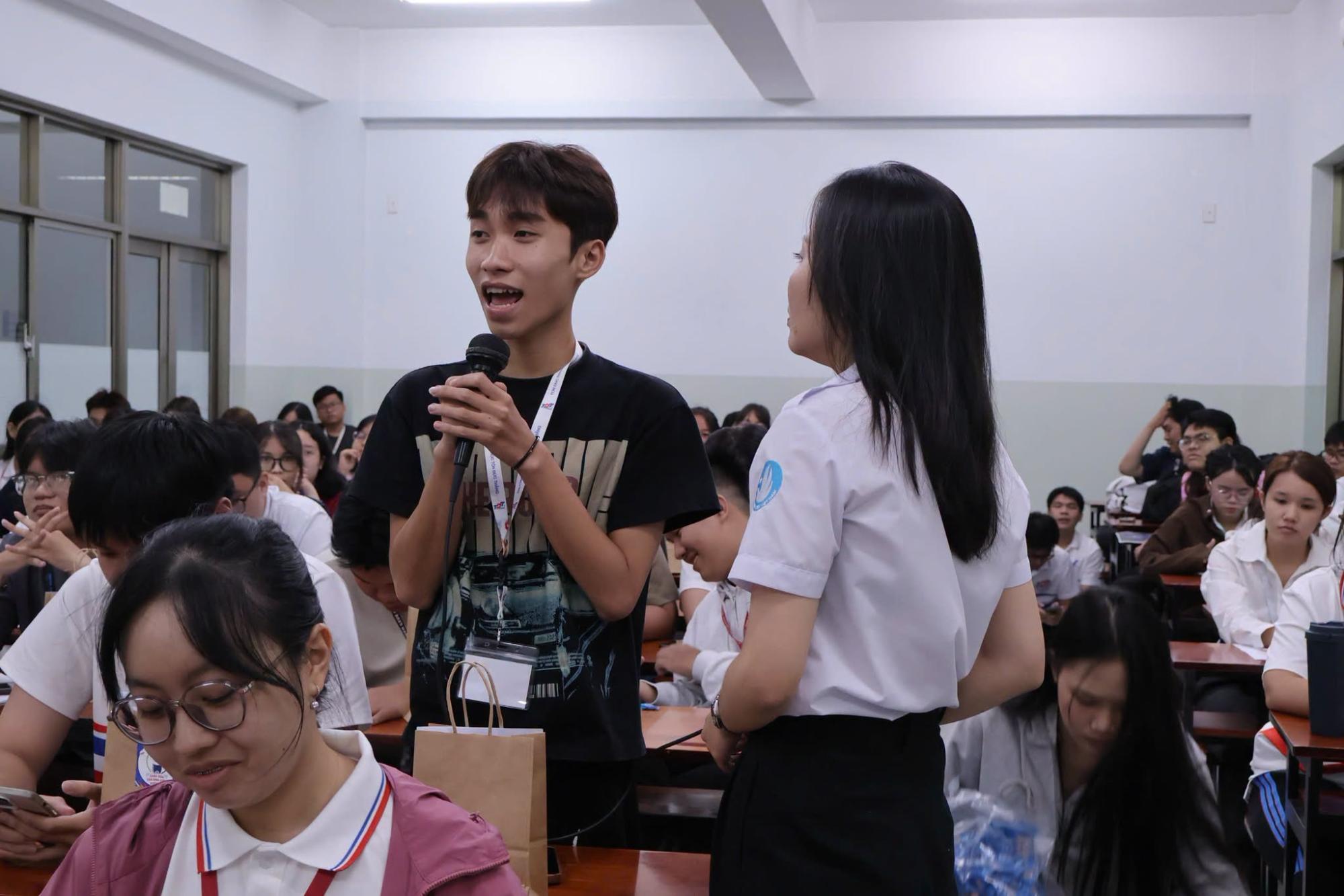 ​​​​Tân sinh viên
