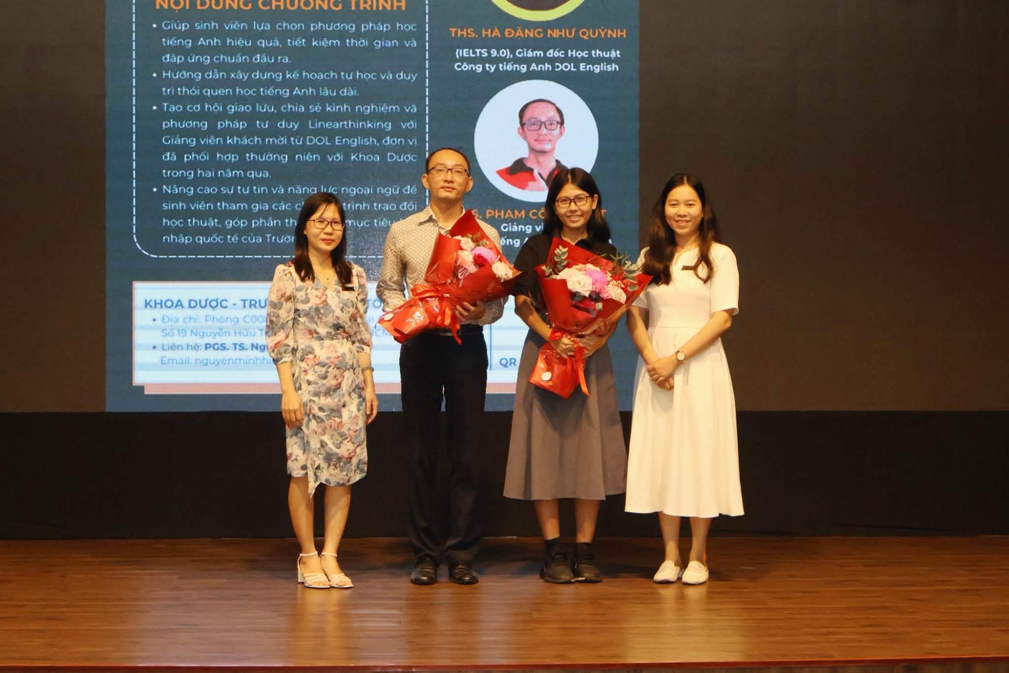 Students attending the English learning methods seminar