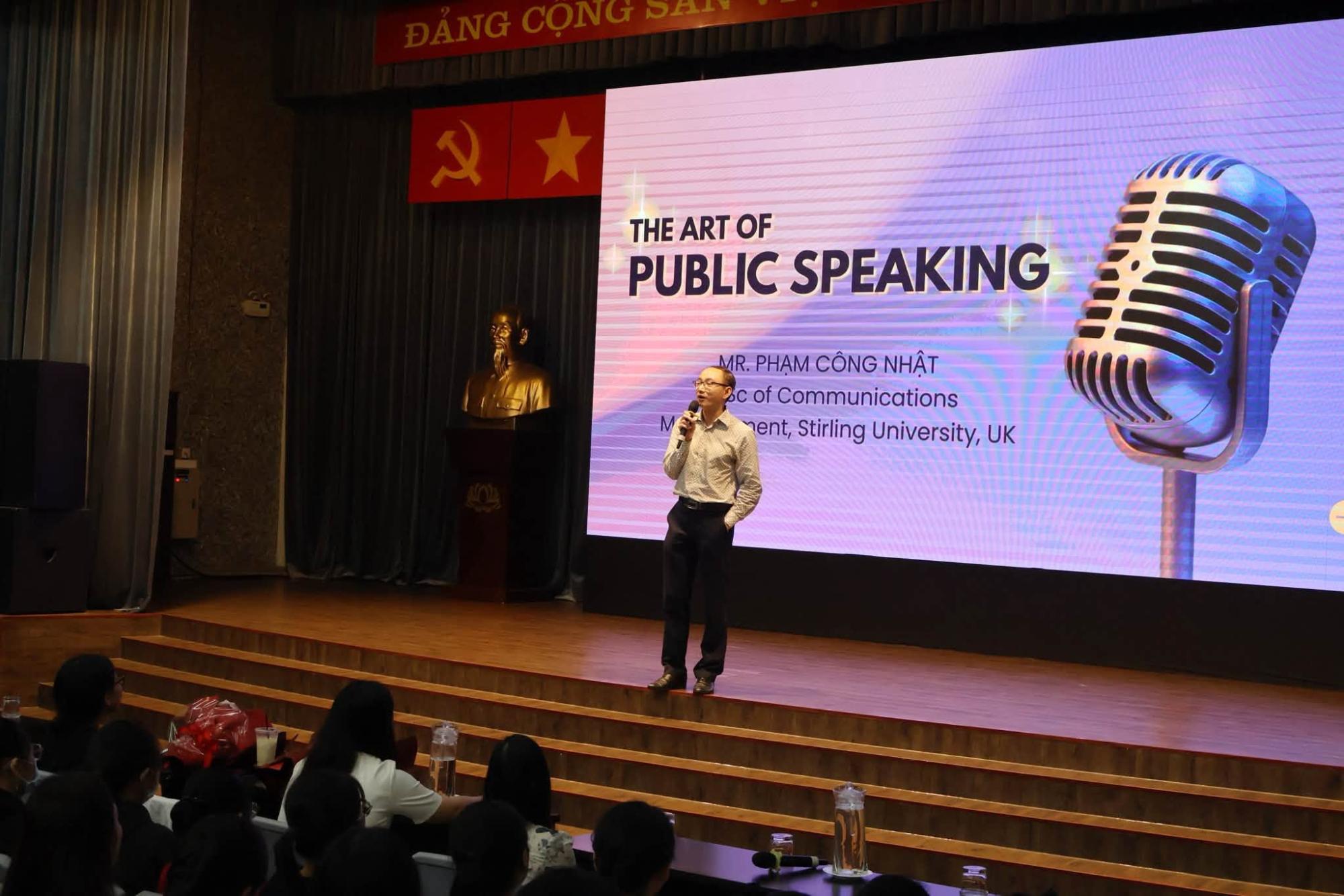 Speaker introducing the Linearthinking English learning method