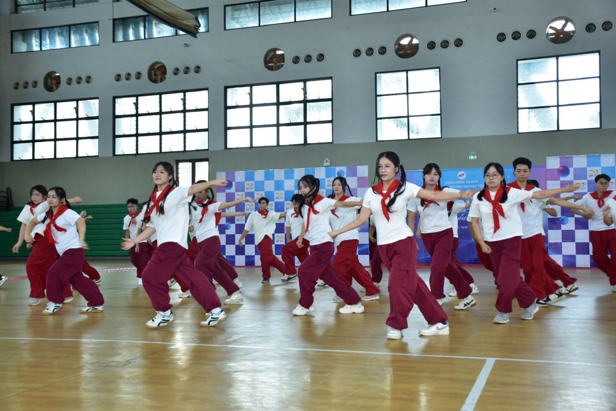 Tiết mục Flashmob của sinh viên Khoa Dược