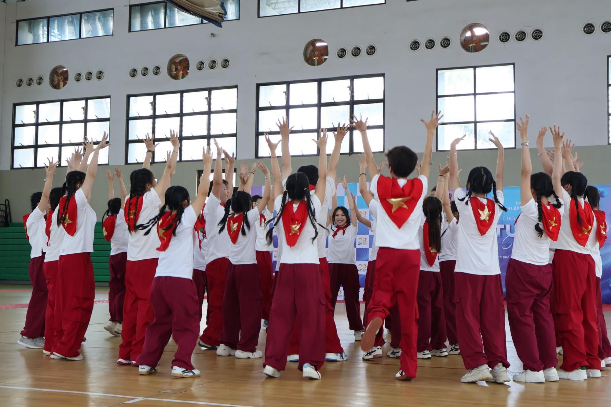 Sinh viên Khoa Dược trình diễn Flashmob