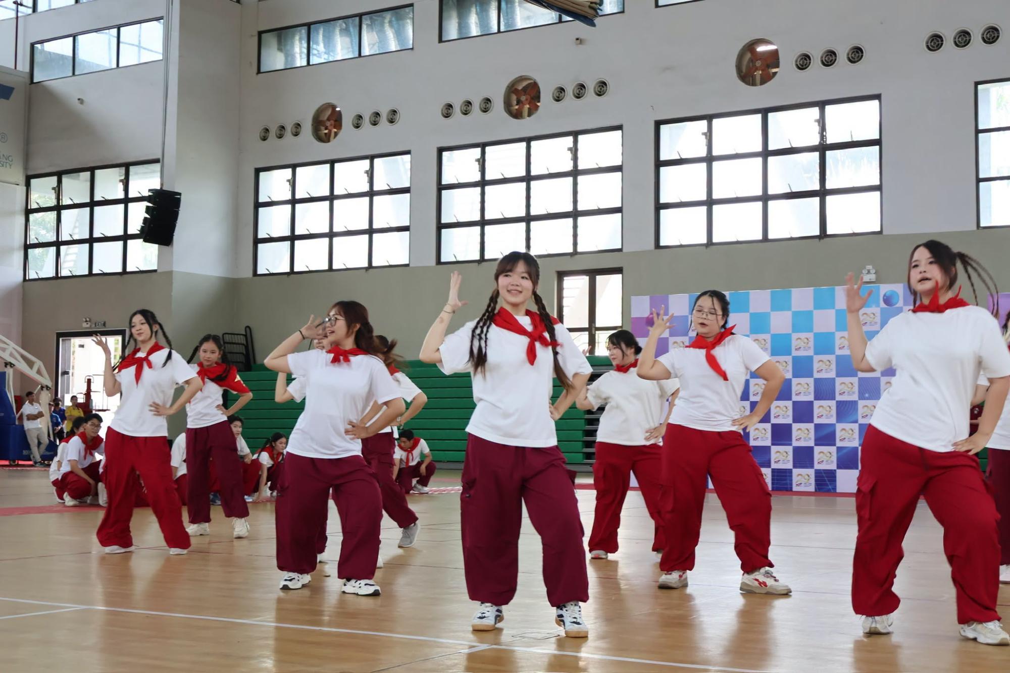 Màn trình diễn tập thể của Khoa Dược