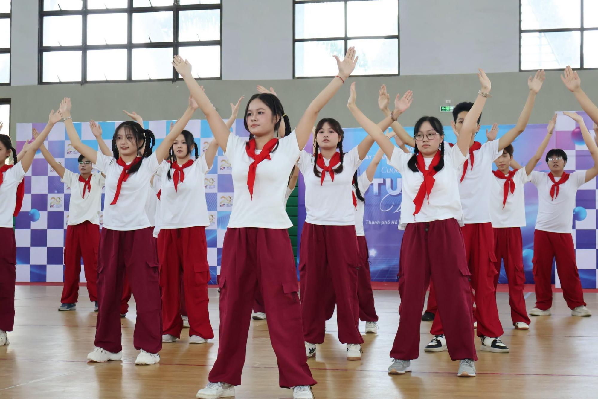 Sinh viên Khoa Dược biểu diễn trên sân khấu