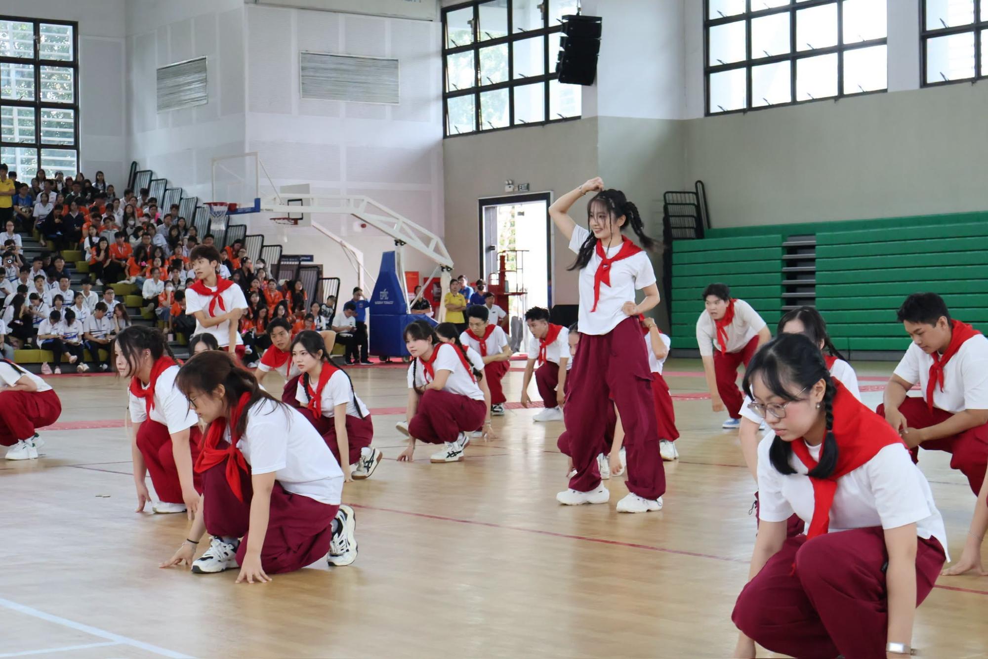 Đội hình biểu diễn Flashmob của Khoa Dược