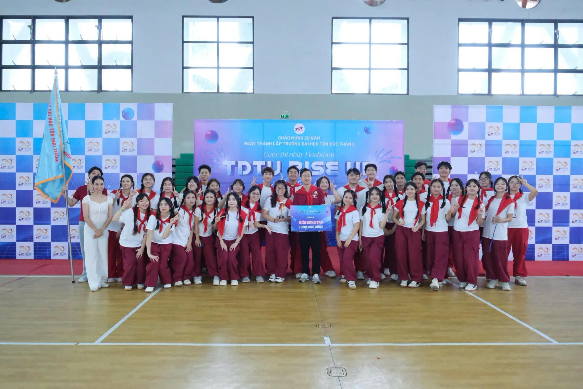 Tập thể sinh viên Khoa Dược trong phần trình diễn