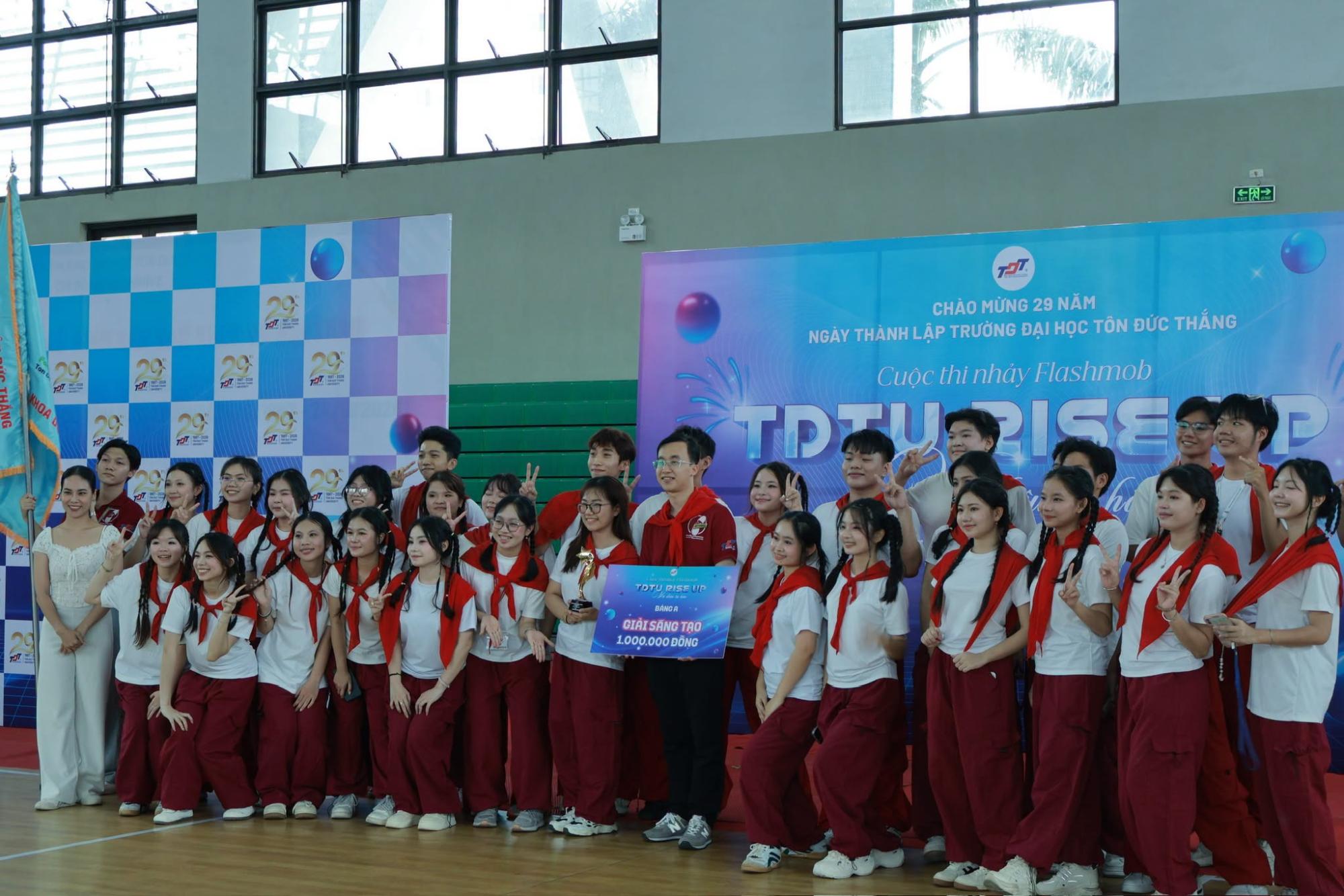 Phần trình diễn tại cuộc thi nhảy Flashmob