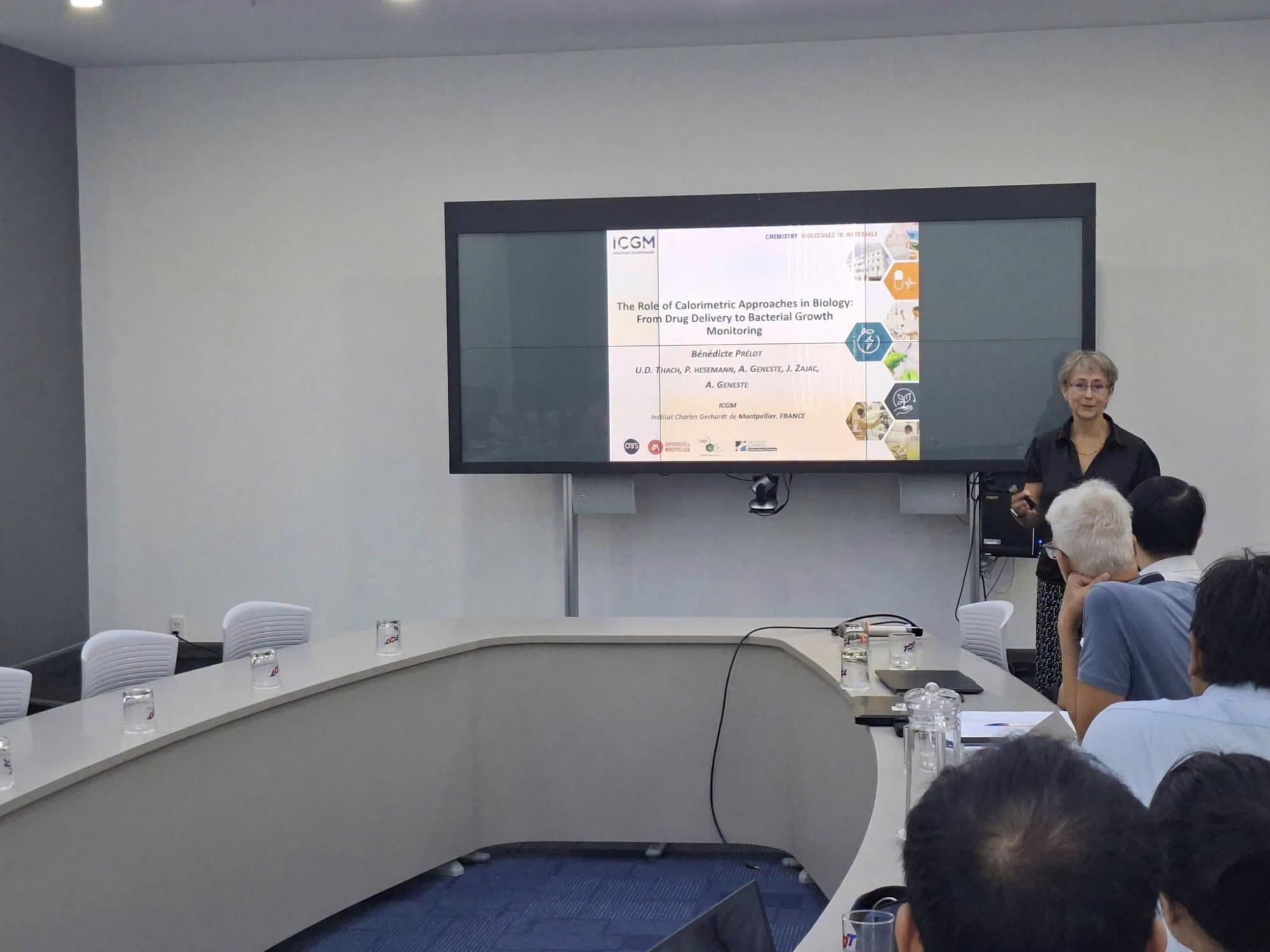 Hoạt động trao đổi học thuật tại seminar