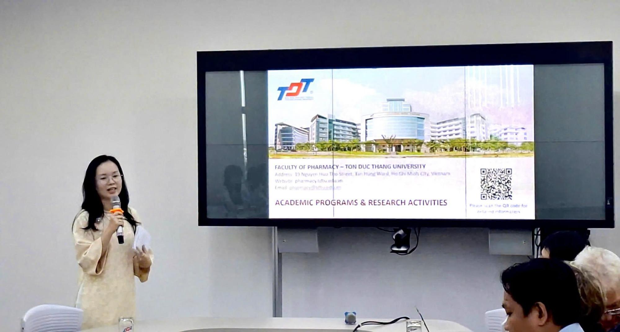 Các nhà khoa học và người tham dự seminar