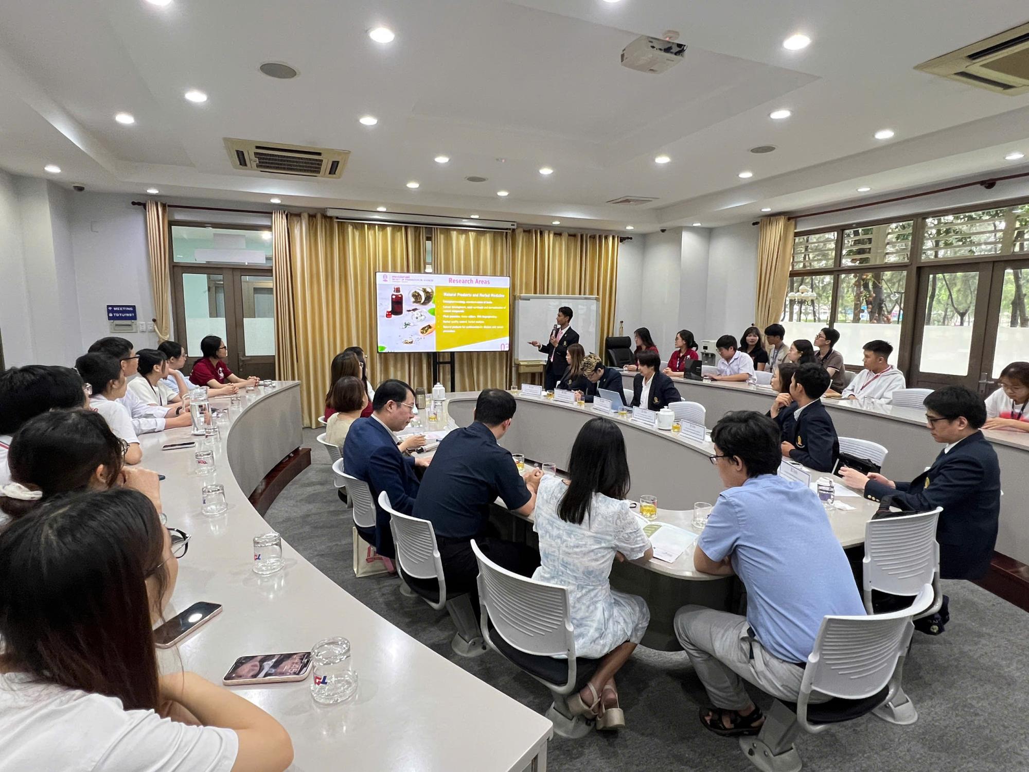 Academic meeting photo 4