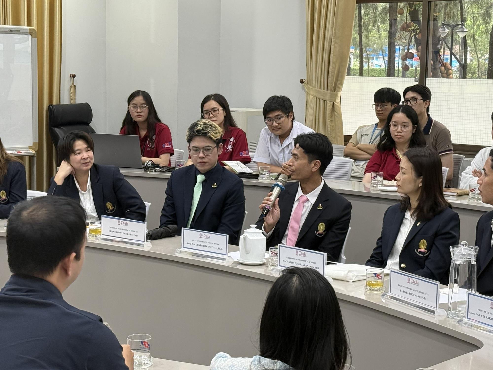 Academic meeting photo 8