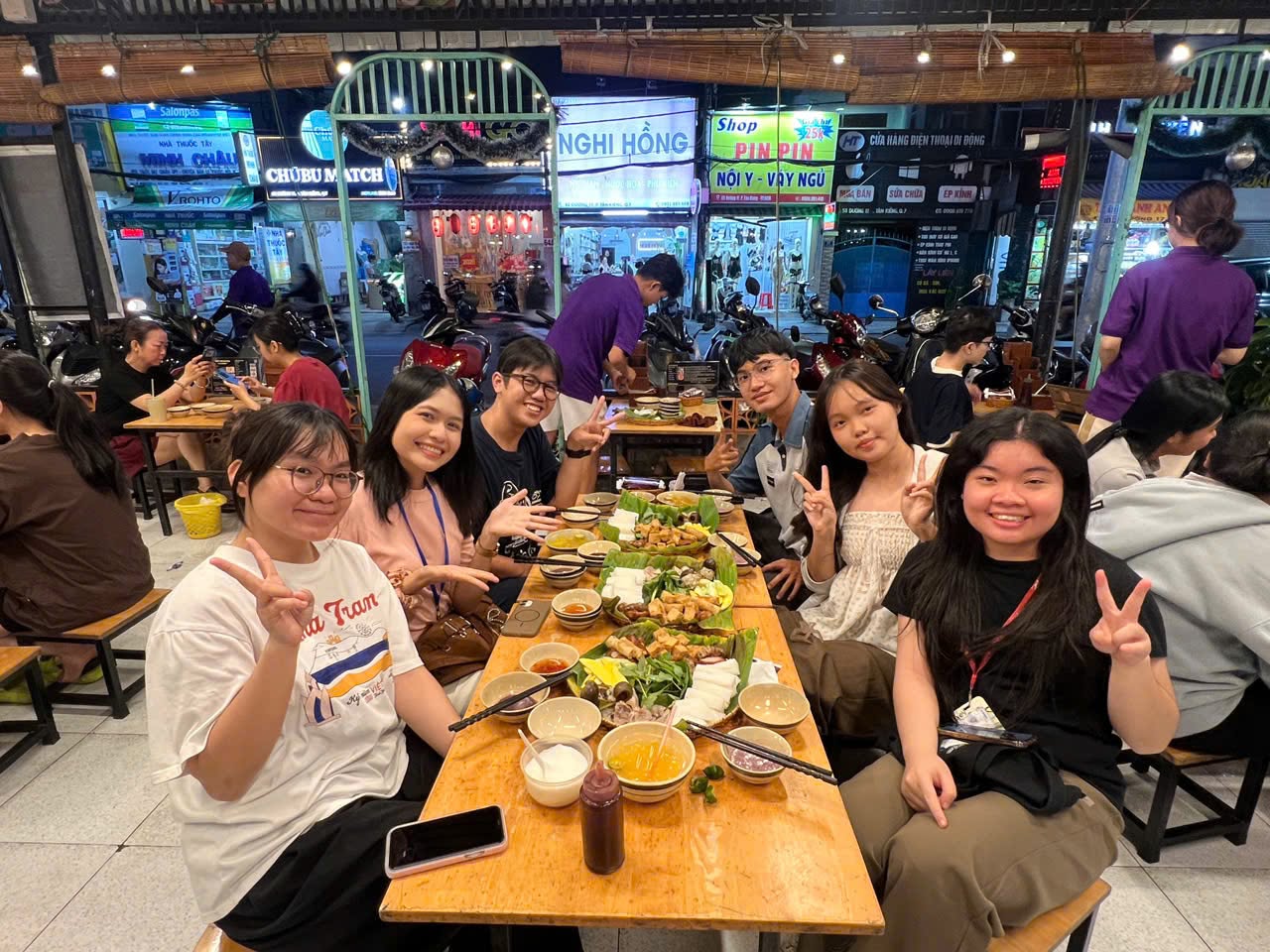 Từ ngày 04/05/2026 đến ngày 29/05/2026, Khoa Dược, Trường Đại học Tôn Đức Thắng (TDTU) đã tiếp nhận sinh viên Warudee Pathummanee đến từ Khoa Khoa học, Trường Đại học Kasetsart (Thái Lan) tham gia chương trình trao đổi học thuật. Trong thời gian học tập và nghiên cứu tại TDTU, sinh viên Warudee Pathummanee tham gia thực hiện đề tài nghiên cứu về hydrogel tự liền đa chức năng dưới sự hướng dẫn của PGS. TS. Thạch Út Đồng. Nội dung chương trình bao gồm các hoạt động tổng hợp vật liệu, đánh giá các tính chất đặc trưng và khảo sát hoạt tính sinh học của hệ hydrogel. Thông qua quá trình tham gia nghiên cứu tại Khoa Dược, sinh viên được tiếp cận với môi trường nghiên cứu chuyên sâu, nâng cao kiến thức chuyên môn và tích lũy kinh nghiệm thực hành trong lĩnh vực khoa học vật liệu và ứng dụng y sinh. Chương trình trao đổi học thuật góp phần tăng cường mối quan hệ hợp tác giữa Khoa Dược – Trường Đại học Tôn Đức Thắng và Trường Đại học Kasetsart, đồng thời tạo điều kiện thuận lợi cho hoạt động giao lưu học thuật, trao đổi kinh nghiệm nghiên cứu và thúc đẩy môi trường học tập, nghiên cứu mang tính quốc tế cho sinh viên của hai trường g.