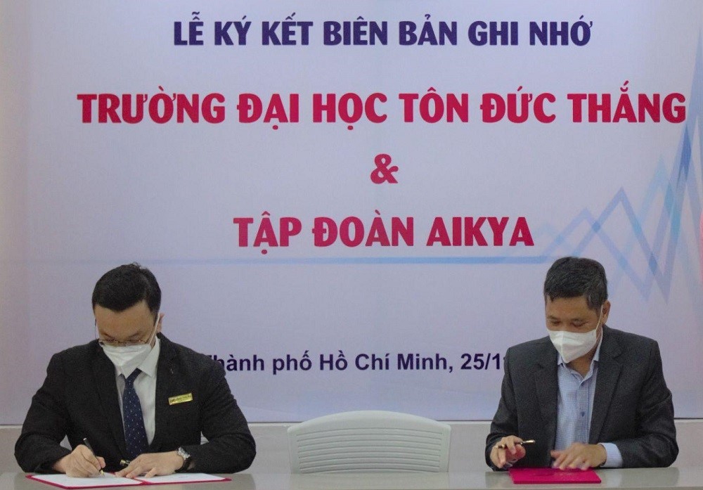 Đại diện hai bên ký và trao đổi biên bản thỏa thuận hợp tác.  