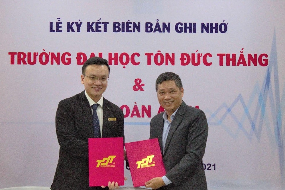 Đại diện hai bên ký và trao đổi biên bản thỏa thuận hợp tác.  