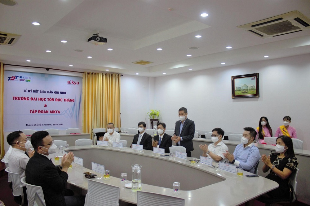 Đại diện hai bên ký và trao đổi biên bản thỏa thuận hợp tác.  