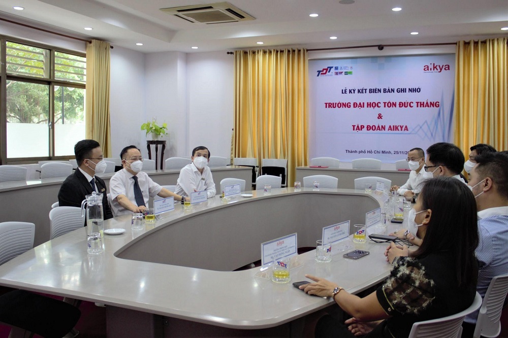 Hai bên thảo luận các nội dung hợp tác.